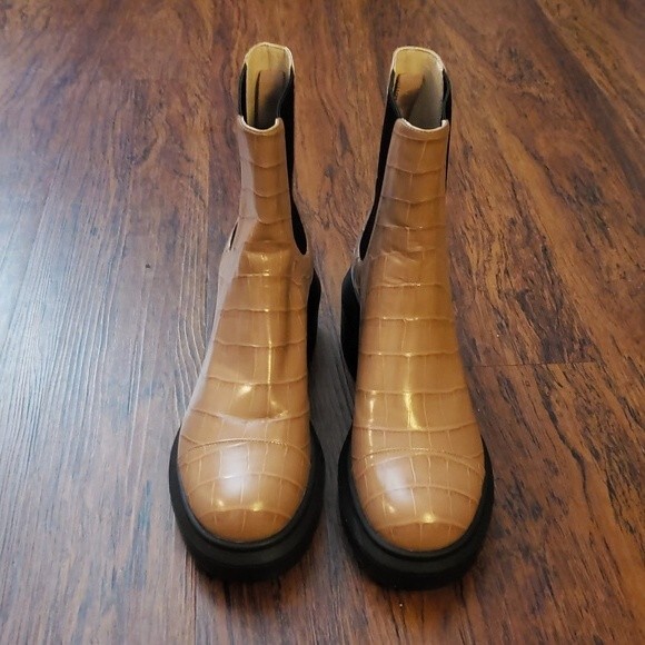NWT Stuart Weitzman Norah Tan Embossed Leather Block Heel Boot Size 38.5 - Picture 3 of 7